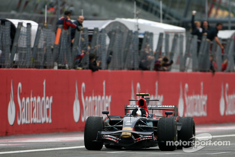Zieldurchfahrt nach 53 Runden: Vettel kann's nicht fassen!