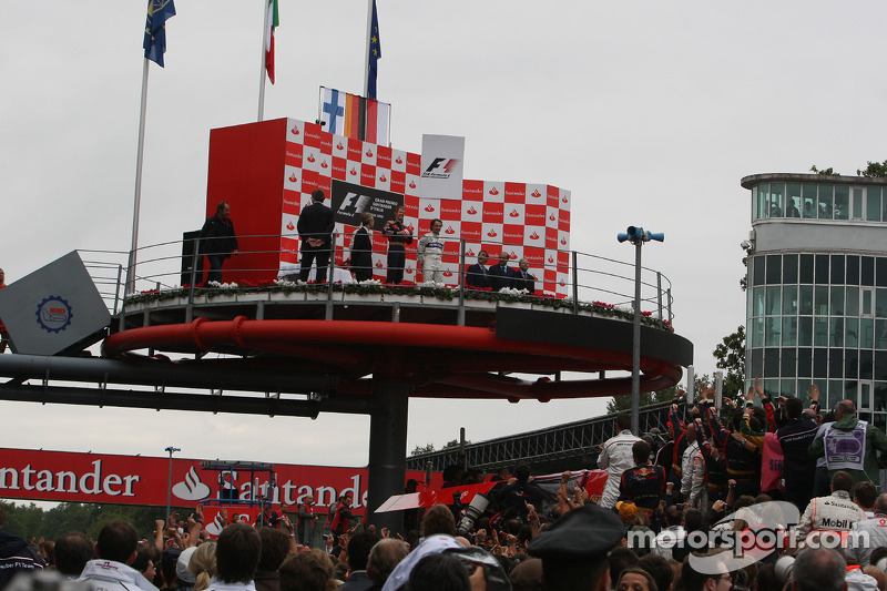 Podium: 1. Sebastian Vettel, 2. Heikki Kovalainen, 3. Robert Kubica