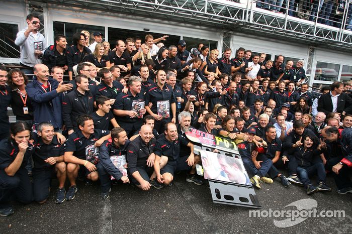 Ganador de la carrera Sebastian Vettel celebra con miembros del equipo Scuderia Toro Rosso