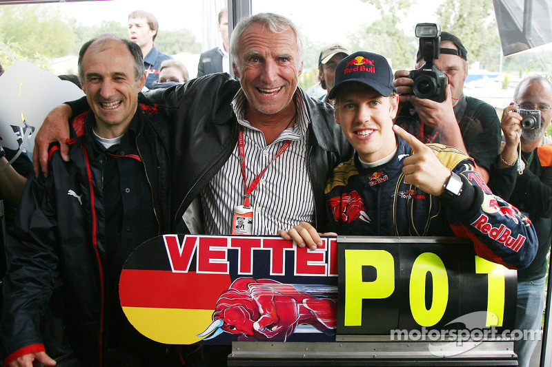 Winnaar Sebastian Vettel viert met Franz Tost, Scuderia Toro Rosso, teambaas, en Dietrich Mateschitz