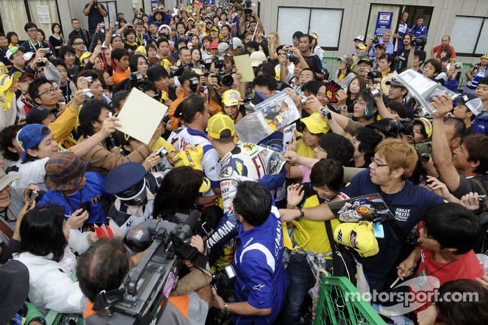 Valentino Rossi con sus fans