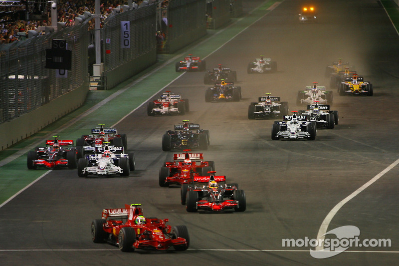 Start, Felipe Massa, Scuderia Ferrari, F2008 leads Lewis Hamilton, McLaren Mercedes, MP4-23