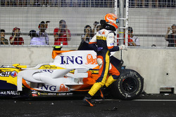 Crash: Nelson Piquet Jr., Renault F1 Team, R28