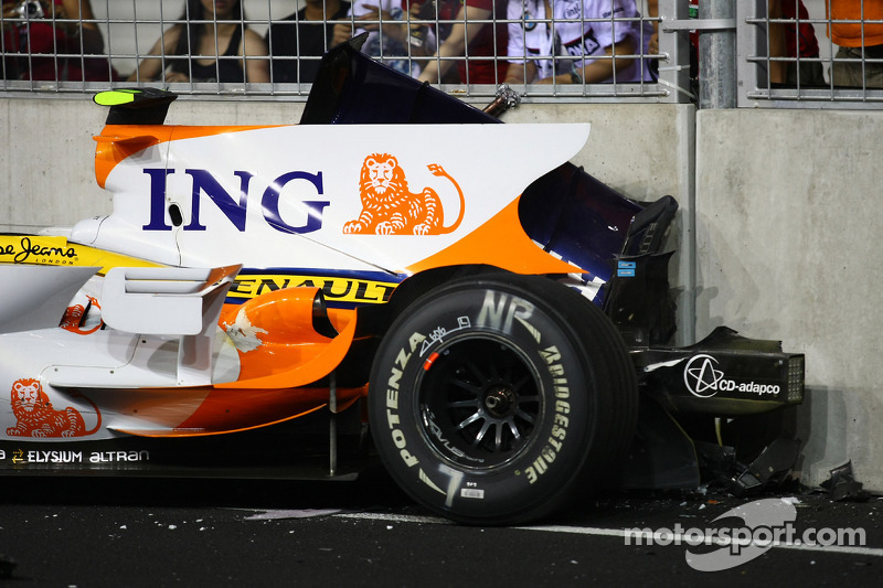 Crash: Nelson Piquet Jr., Renault F1 Team, R28