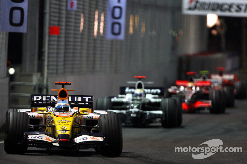 ... übernimmt die Führung und gewinnt vor Nico Rosberg und Lewis Hamilton
