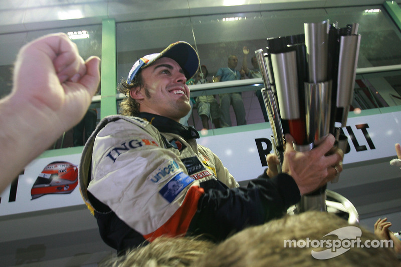Ganador de la carrera Fernando Alonso celebra