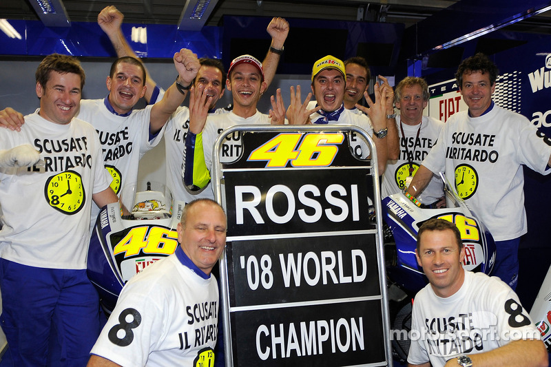 Ganador de la carrera y campeón del mundo 2008 Valentino Rossi celebra con el Yamaha team