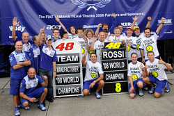 Podium: le vainqueur Valentino Rossi célèbre son titre avec Jorge Lorenzo et l'équipe Yamaha