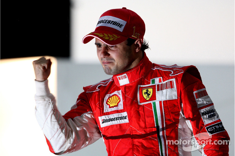 Podium: le vainqueur de la course Felipe Massa