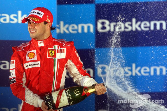 Podio: ganador de la carrera Felipe Massa rociando de champán 2008