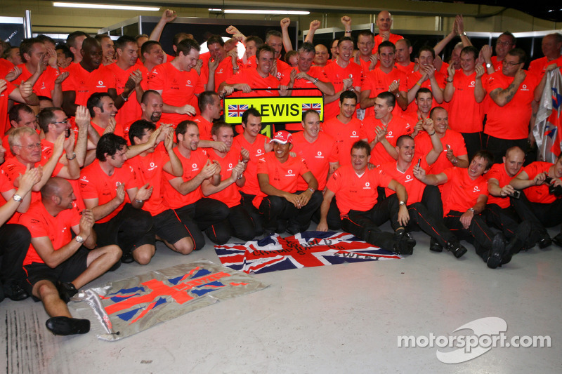 Campeón del Mundo 2008 Lewis Hamilton celebra con los miembros del equipo McLaren Mercedes
