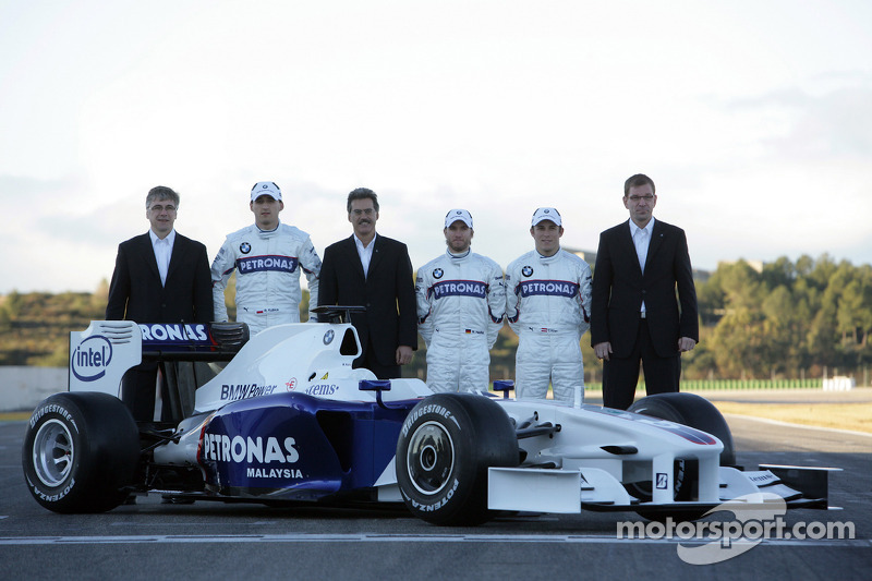 Walter Riedl, Robert Kubica, Dr. Mario Theissen, Nick Heidfeld, Christian Klien and Markus Duismann with the new BMW Sauber F1.09