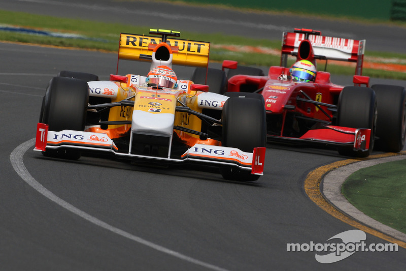 Nelson A. Piquet, Renault F1 Team, R29 leads Felipe Massa, Scuderia Ferrari, F60