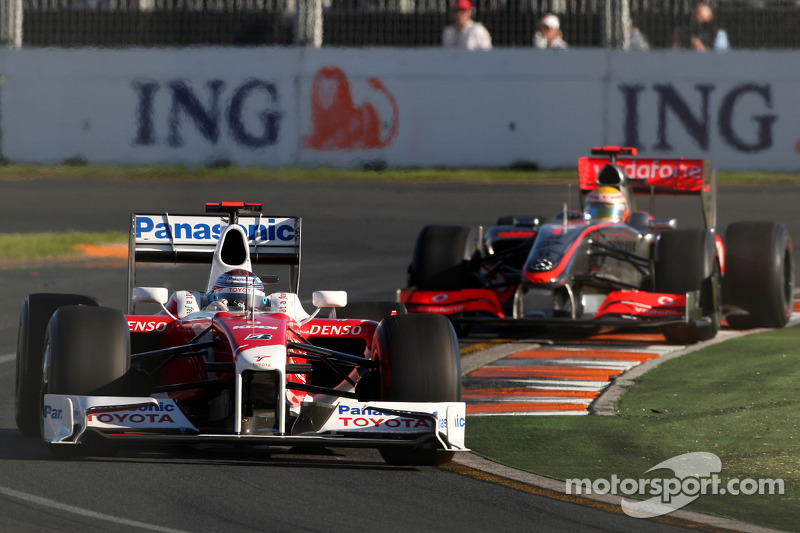 Jarno Trulli, Toyota Racing, TF109 por delante de Lewis Hamilton, McLaren Mercedes, MP4-24