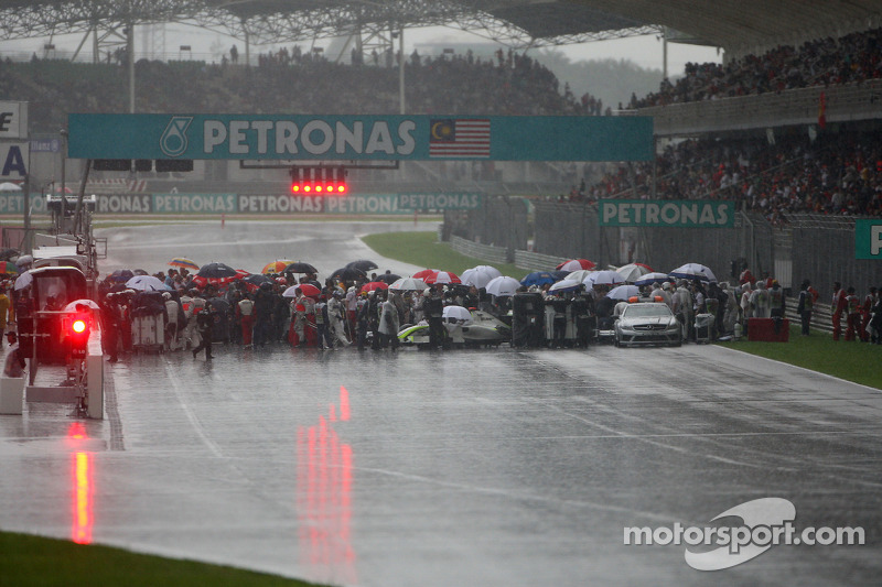 Red flag, cars stop on track