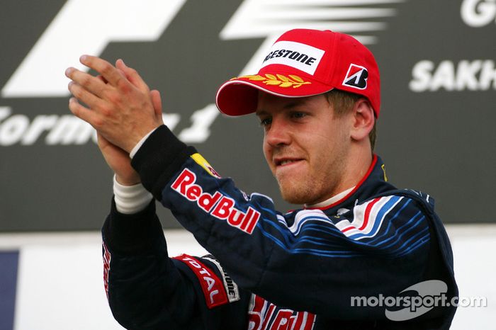 Podio: segundo lugar Sebastian Vettel, Red Bull Racing