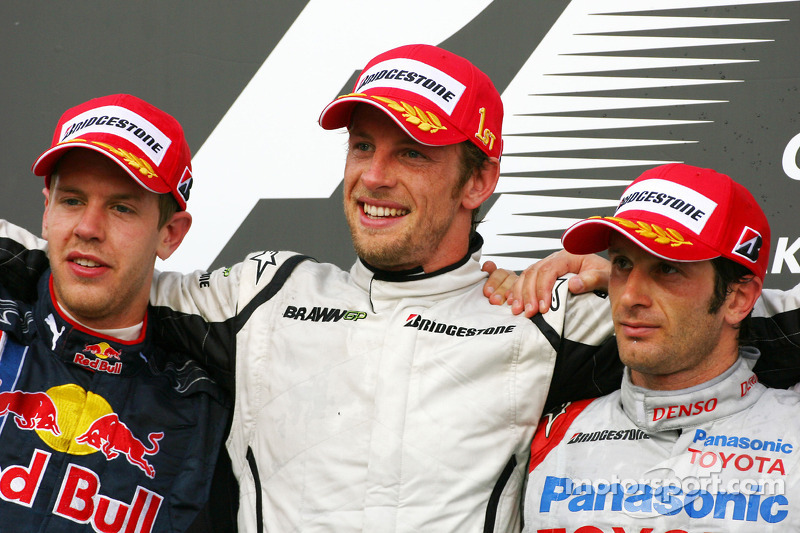 Podium: Sieger Jenson Button, Brawn GP mit Sebastian Vettel, Red Bull Racing und Jarno Trulli, Toyot