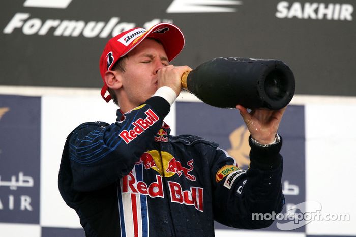 Podio: segundo lugar Sebastian Vettel, Red Bull Racing