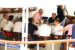 La réunion de la FOTA sur le bateau de Flavio Briatore, le directeur de Renault F1 Team