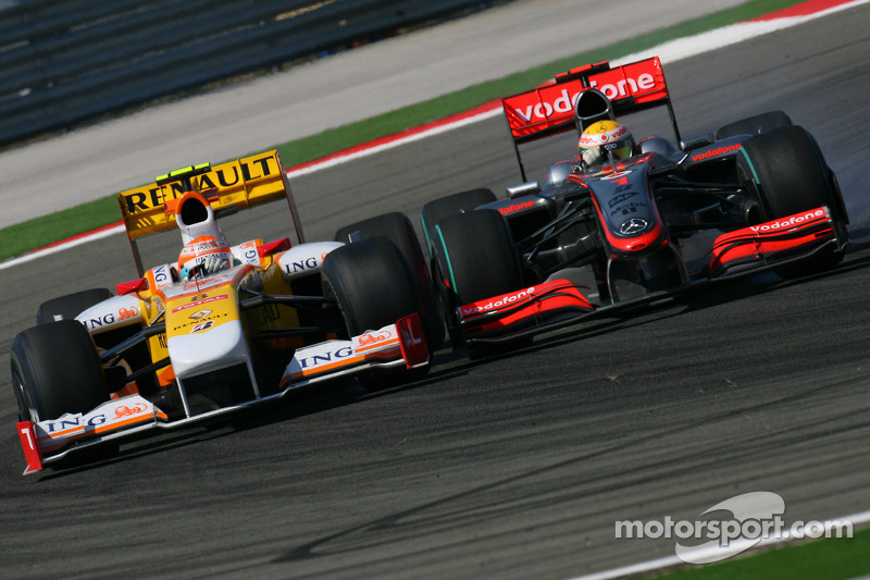 Nelson A. Piquet, Renault F1 Team pd Lewis Hamilton, McLaren Mercedes