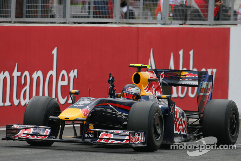 Sebastian Vettel, Red Bull Racing, se lleva la bandera a cuadros