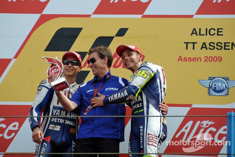 Podio: ganador de la carrera Valentino Rossi Fiat Yamaha Team celebra su triunfo 100 de MotoGP con Jorge Lorenzo, Fiat Yamaha Team y Lin Jarvis