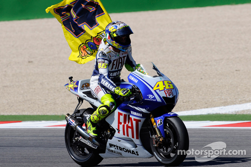 Equipo de Fiat Yamaha de Valentino Rossi del ganador de la carrera, celebra