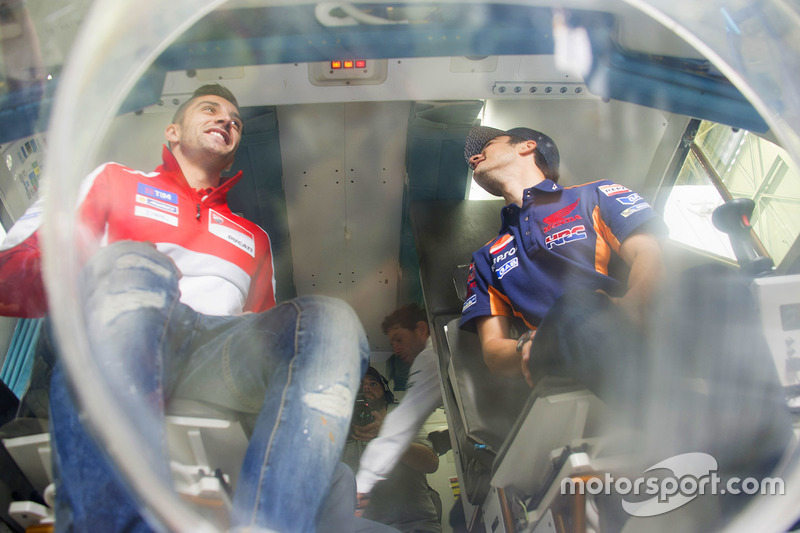 Andrea Iannone, Ducati Team, Dani Pedrosa, Repsol Honda Team durante una visita a la NASA Johnson Space Center