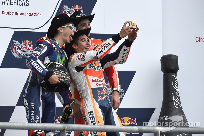 Podium: ganador, Marc Marquez, Repsol Honda Team, Honda; segundo, Jorge Lorenzo, Movistar Yamaha MotoGP, Yamaha; tercero Andrea Iannone, Ducati Team, Ducati