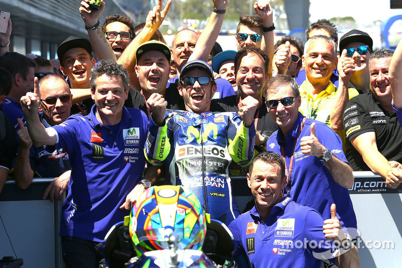 Valentino celebra la vittoria di Jerez insieme alla sua squadra