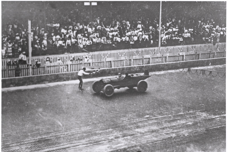 Zielflagge 1911: Ray Harroun gewinnt