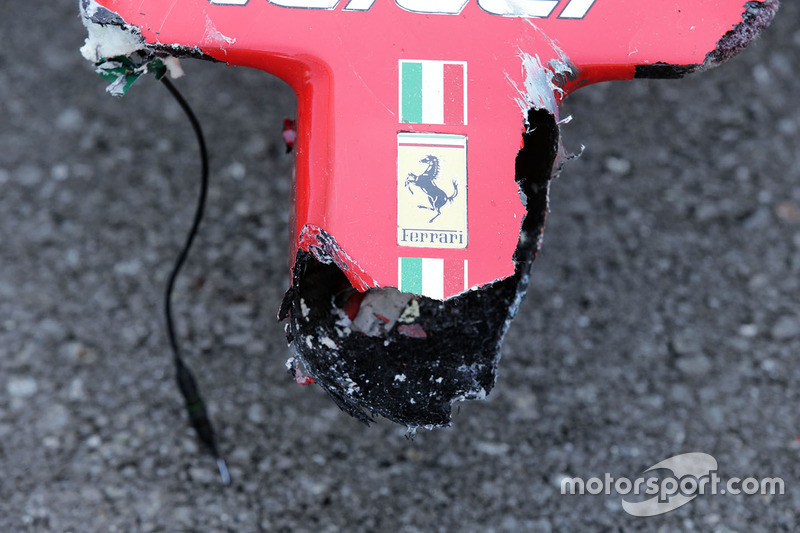 El auto dañado es retirado de la carrera de Sebastian Vettel, Ferrari SF16-H