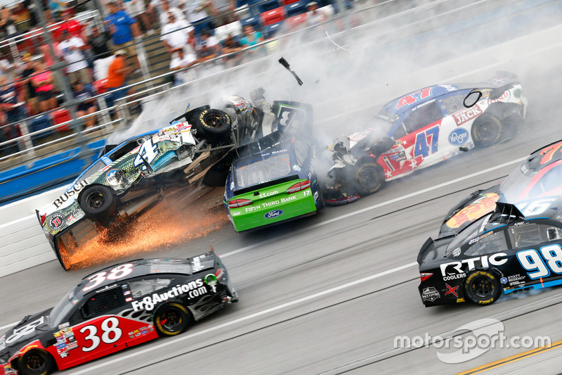 4. Choque de Ricky Stenhouse Jr., Roush Fenway Racing Ford, Kevin Harvick, Stewart-Haas Racing Chevrolet