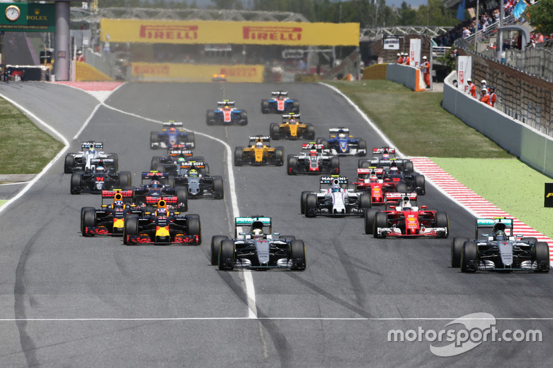 Start of the race, Nico Rosberg, Mercedes AMG F1 Team and Lewis Hamilton, Mercedes AMG F1 Team