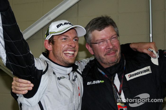 Jenson Button, BrawnGP celebra al ganar el Campeonato Mundial con Ross Brawn director del equipo Brawn GP
