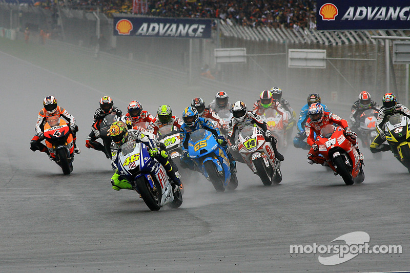 Start: Valentino Rossi, Fiat Yamaha Team and Dani Pedrosa, Repsol Honda Team battle for the lead