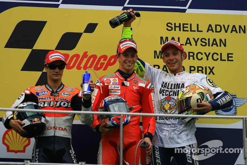 Подіум: переможець гонки Кейсі Стоунер, Ducati Marlboro Team, друге місце Дані Педроса, Repsol Honda Team, третє місце чемпіон MotoGP 2009 року Валентино Россі, Fiat Yamaha Team