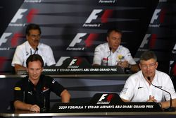 Christian Horner, Red Bull Racing, Sporting Director, Dr. Mario Theissen, BMW Sauber F1 Team, BMW Motorsport Director, Bob Bell, Renault F1 Team, director general del equipo, director del equipo Ross Brawn, el Brawn GP
