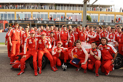 Лука Бадоер, Феліпе Масса, Марк Жене і персонал Scuderia Ferrari