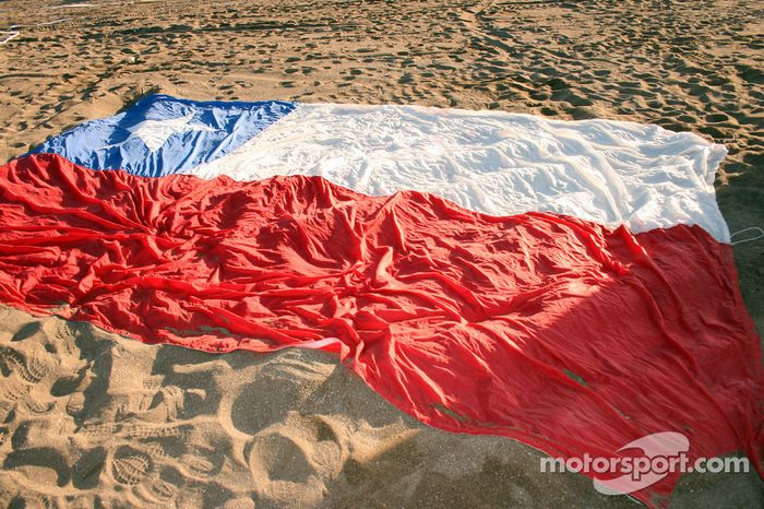 Bandera chilena en la playa