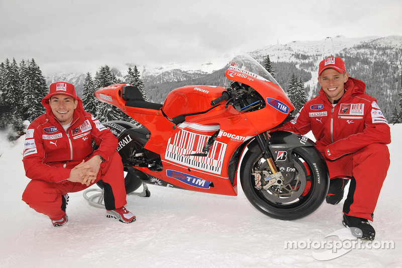 Nicky Hayden y Casey Stoner presentan la nueva Ducati Desmosedici GP10