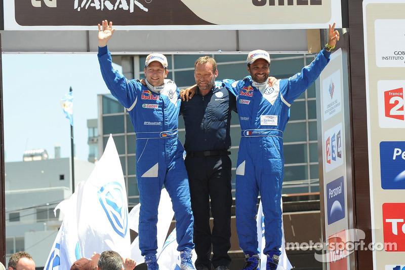 Auto's podium: 2010 Dakar Rally winnaars bij de auto's Carlos Sainz en Lucas Cruz Senra vieren feest