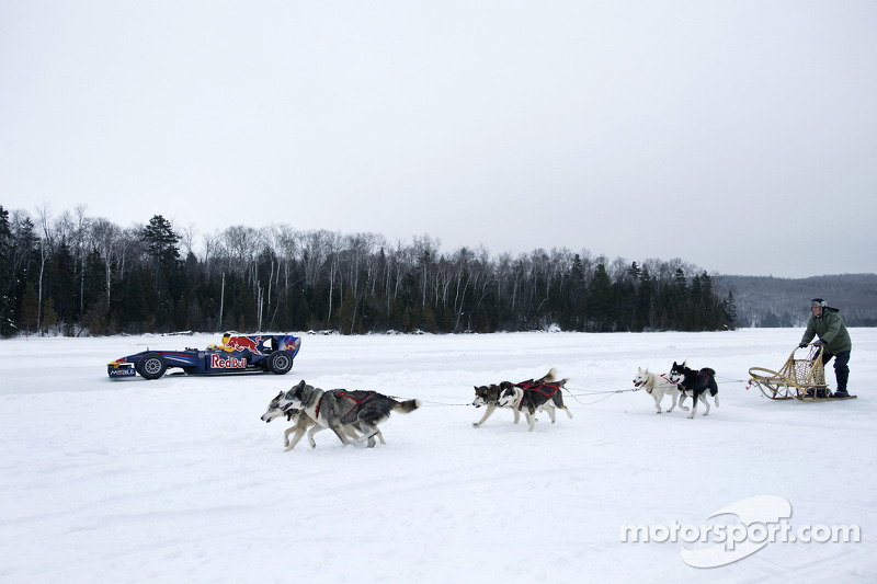 Sebastien Buemi en el Red Bull Racing F1 en la nieve en el Circuito Gilles-Villeneuve en Lac-Ã -l'Ea