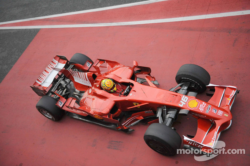Valentino Rossi di balik kemudi Ferrari F2008 di Catalunya pada 2010