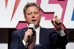 El presidente y CEO de NASCAR, Brian France se dirige a la prensa durante el NASCAR Sprint Media Tou