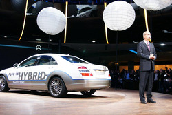 Le nouveau système de branchement Mercedes-Benz de la S-Class Hybride avec le président de Daimler, Dr Dieter Zetsche