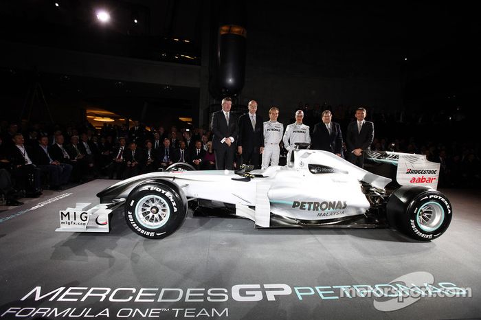 Ross Brawn, Dr. Dieter Zetsche, Nico Rosberg, Michael Schumacher, Norbert Haug y  Nick Fry.