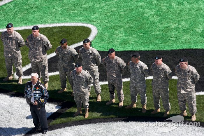 Junior Johnson da la orden de arrancar los motores