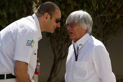 Bruno Michel GP2 CEO habla con Bernie Ecclestone