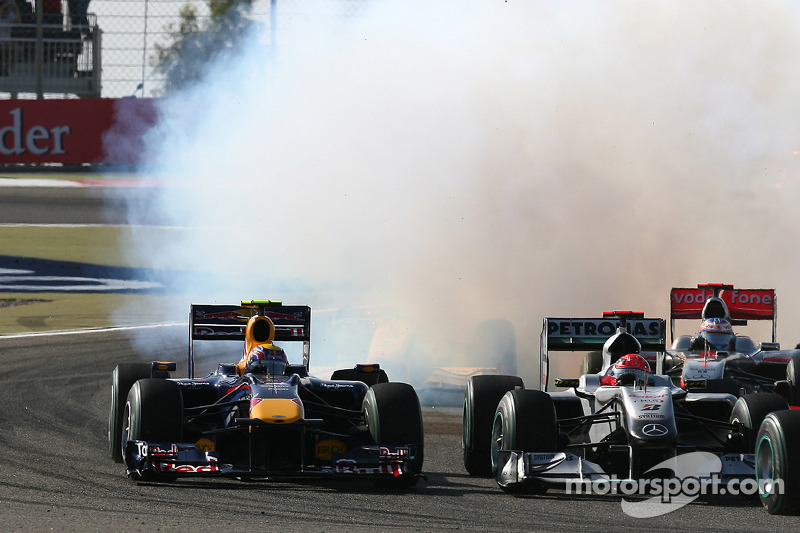 Mark Webber, Red Bull Racing, und Michael Schumacher, Mercedes GP